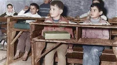 طفل صعير بغد ان حصل علي درجه ١٩